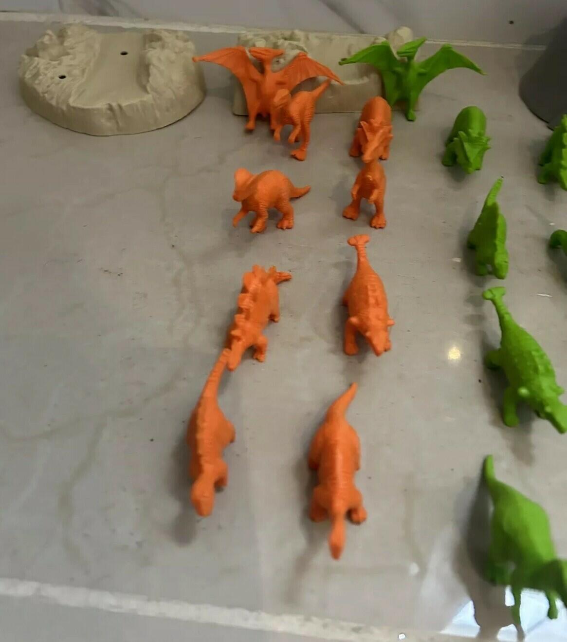 Fun bucket 27 pieces Dinosaurs action figures toy planet .pre Owned